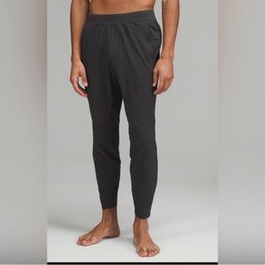 lululemon athletica Men's In Mind pant